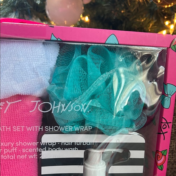 Betsey Johnson Pink and White Bath Set - Picture 4 of 8